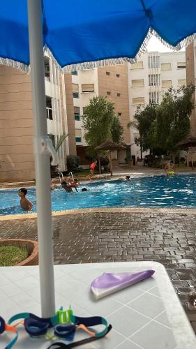 - une piscine avec une table et une paire de ciseaux dans l'établissement Studio de luxe coté sur nouaceur & l aireport Mohamed 5 casa "Location de voitures "www dwarscars com", à Nouaseur