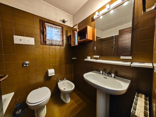 uma casa de banho com um WC e um lavatório em Hostdomus - Gran Roche em Sestriere