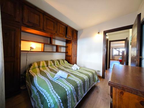 um quarto com uma cama e uma mesa em Hostdomus - Gran Roche em Sestriere