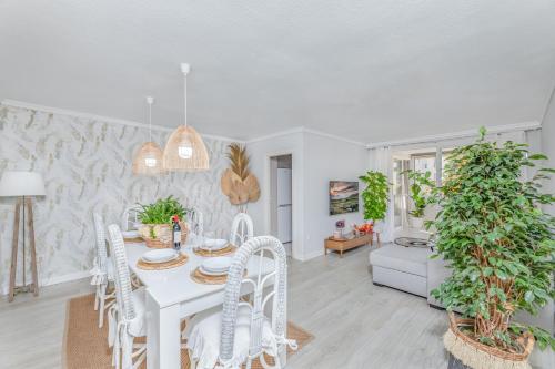 ein weißes Esszimmer mit einem weißen Tisch und Stühlen in der Unterkunft Apartamento excelente ubicación cerca de la playa in Marbella
