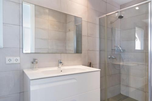 ソン・セッラ・デ・マリーナにあるSon Serra Relax 2 By homevillas360の白いバスルーム(シンク、シャワー付)