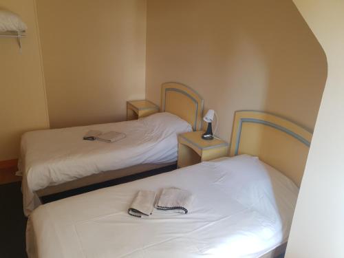 Una cama o camas en una habitación de Les Géraniums Sullylois