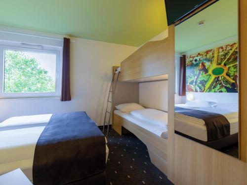 Tempat tidur dalam kamar di B&B HOTEL Dortmund-Messe