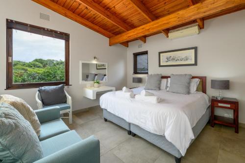 - une chambre avec un lit, deux chaises et une fenêtre dans l'établissement San Lameer Villa 3107 - 4 Bedroom Classic - 8 pax - San Lameer Rental Agency, à Southbroom