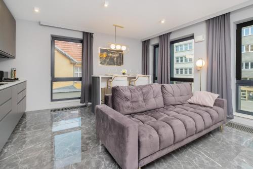 Luxurious Apartment with Two Bedrooms and Parking in Gdynia by Noclegi Renters