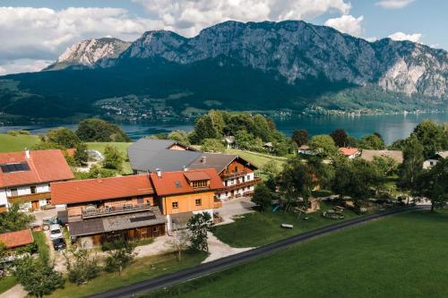 eine Luftansicht einer Stadt mit See und Bergen in der Unterkunft Ferienwohnung Grubinger in Unterach am Attersee