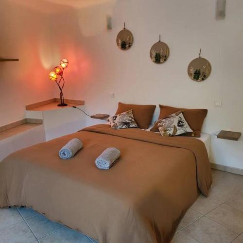 une chambre avec un grand lit avec deux oreillers dessus dans l'établissement Casa Marcelli 3, à Porto-Vecchio