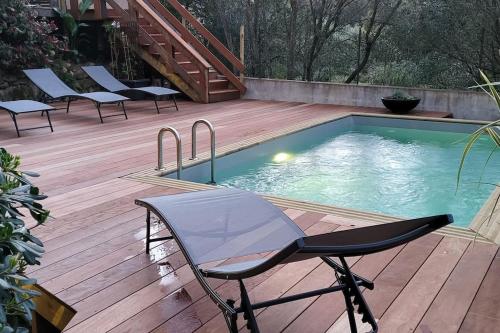 une terrasse avec des chaises à côté d'une piscine dans l'établissement Casa Marcelli 3, à Porto-Vecchio