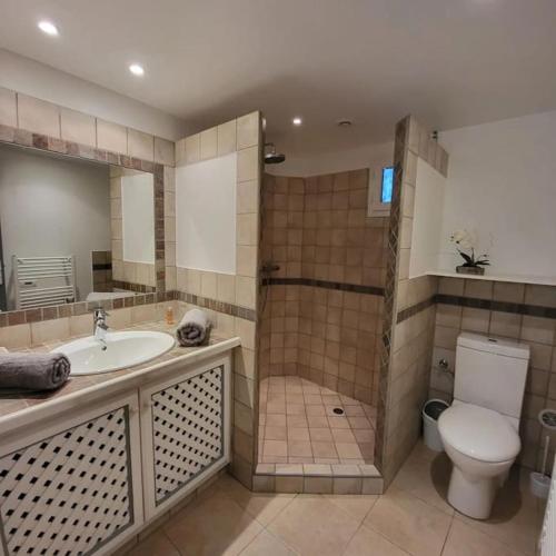 une salle de bain avec toilettes, lavabo et douche dans l'établissement Casa Marcelli 3, à Porto-Vecchio