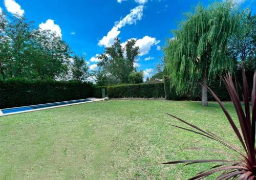 a yard with a tree and a hedge at Casa POTRERO DE LOS FUNES 2025-2026 in Potrero de los Funes