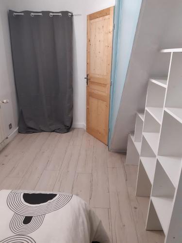 a room with a door and a wooden floor at Charmante maison dans le Gers, proche lac et centre-ville in LʼIsle-Jourdain