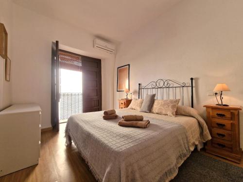 מיטה או מיטות בחדר ב-DS Apartamento en plena Mezquita, con vistas