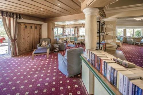 a library filled with lots of books at Garni Haus Sonnleitn - Adults only in Fuschl am See