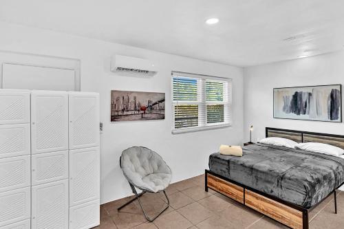 フォート・ローダーデールにある3 Bedroom Villa In F Lauderdale Casino & Beachのベッドルーム1室(ベッド1台、椅子、窓付)