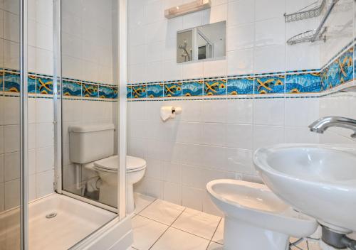 アベルソホにあるMor Gragenのバスルーム(トイレ、洗面台、シャワー付)