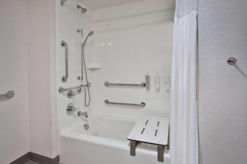 een witte badkamer met een douche en een bad bij Hampton Inn Union City, Tn in Union City