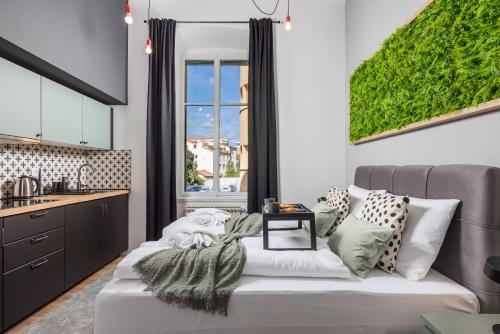 Una sala de estar con un sofá y una ventana. en Apartments & rooms ONE WORLD, en Rijeka
