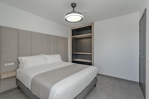 Säng eller sängar i ett rum på Costa Adeje Garden Aparthotel