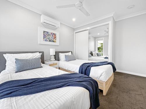 een slaapkamer met 2 bedden en een raam bij Family-friendly Seaside Gem in Urangan