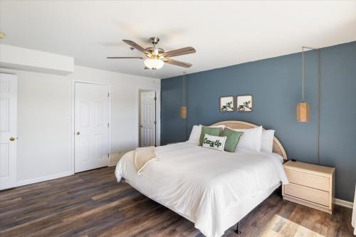 a bedroom with a bed with a blue wall at Lake Front Condo with a Balcony! in Osage Beach