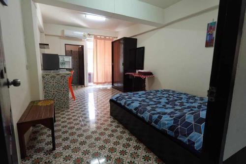 ein Hotelzimmer mit einem Bett und einer Küche in der Unterkunft RTW Residence 820 in Bang O