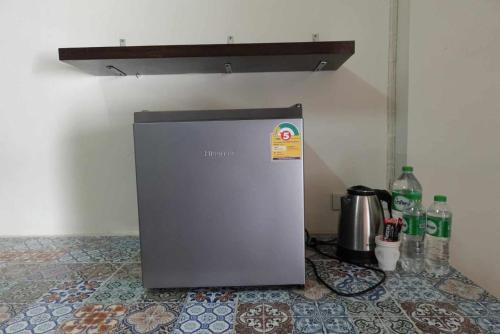 einen Kühlschrank auf einer Theke in einer Küche in der Unterkunft RTW Residence 820 in Bang O