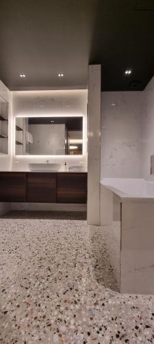 a large room with a marble floor and a counter at Suite privée avec sauna et spa à Saint-Fuscien in Saint-Fuscien