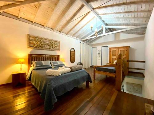 ein Schlafzimmer mit einem großen Bett in einem Zimmer in der Unterkunft Cantinho Almeida in Tiradentes