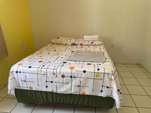 1 dormitorio con 1 cama grande y edredón blanco en Alugo apartamento na praia, en Caucaia