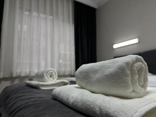 two towels sitting on top of a bed at Özdemir Inn Otel in Balıkesir