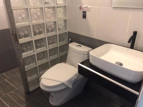 A bathroom at NemoCottage