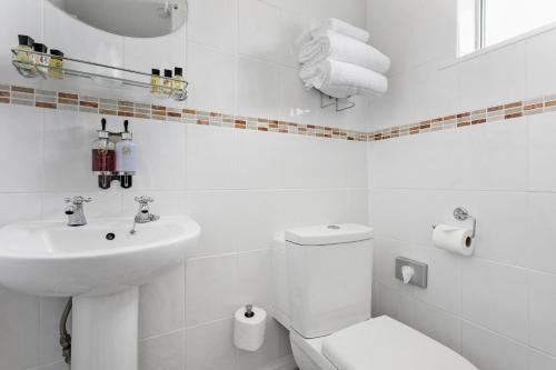 Bilik mandi di The Station Guest House