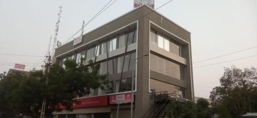 um grande edifício com muitas janelas em Hotel Shaswat Inn em Ahmedabad