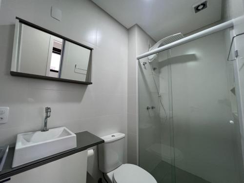 Ένα μπάνιο στο Anito Petry Residence - Apto para 7 pessoas na Praia de Palmas