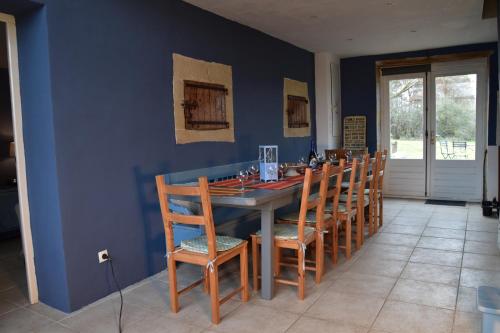 une salle à manger avec une table et des chaises dans l'établissement Domaine Bleu Celeste, à Couleuvre