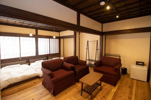 Ruang duduk di GLOCE西会津 ふくの屋 l 古きを知り新しきを愉しむ l 築110年超の古民家が綴る心地よい宿