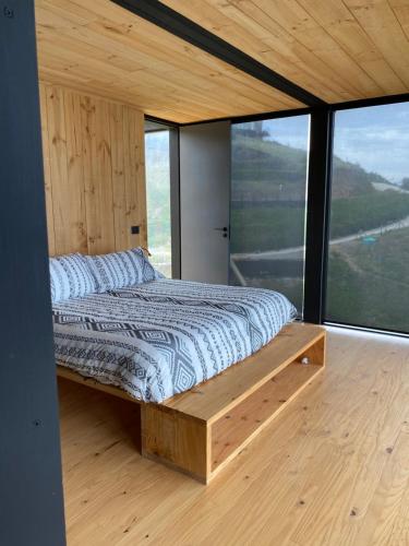ein Schlafzimmer mit einem Bett in einem Zimmer mit Fenstern in der Unterkunft Casa Ladera, en Matanzas in Matanzas