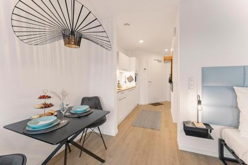 ein Esszimmer und ein Wohnzimmer mit einem Tisch und einem Sofa in der Unterkunft Modernes Apartment am Gleispark in Oldenburg