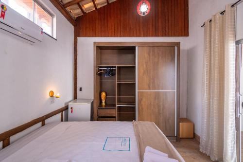 een slaapkamer met een bed en een kast bij Chácara Luxuosa em Goiânia UPR0011 in Goiânia