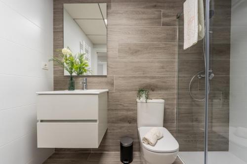 ラ・ピネーダにあるHomes & Go Los Olivosのトイレとシャワー付きのバスルーム