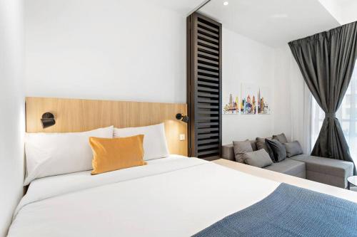 1 dormitorio con 1 cama grande y 1 sofá en Tranquil Dubai Marina Studio by JBR Beach, Marina Mall, Metro, en Dubái