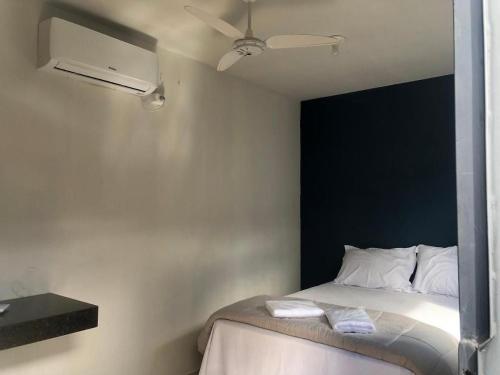 um quarto com uma cama com duas toalhas em ROYAL CONTAINER HOTEL em Capitólio