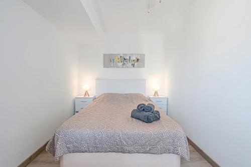 ロス・クリスティアーノスにあるESTRELLA 1A021の白いベッドルーム(ベッド1台、タオル2枚付)