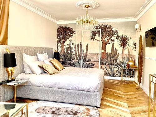 uma sala de estar com uma cama e um sofá em Villa Caprice em Six-Fours-les-Plages