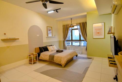 een slaapkamer met een bed en een raam bij KL Art Nouveau Suite, MRT, Free Parking, Self Check In in Petaling Jaya