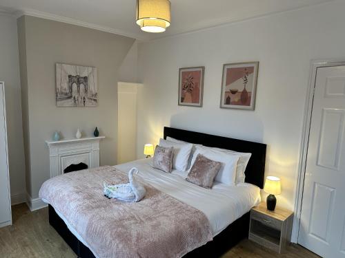 - une chambre avec un lit recouvert d'un cygne dans l'établissement Luxury Stays, à Birkenhead