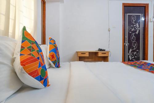Postel nebo postele na pokoji v ubytování FabHotel Lake View - chinmaya vitthal mandir