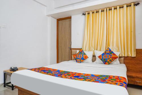 Una cama o camas en una habitación de FabHotel Lake View - chinmaya vitthal mandir