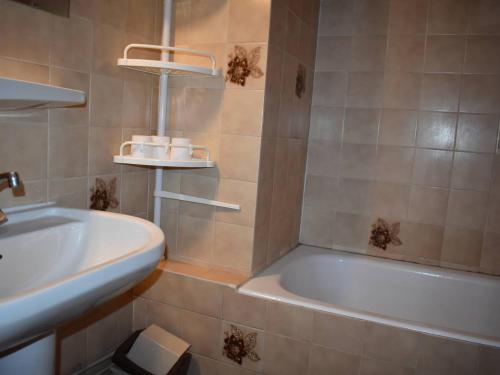 uma casa de banho com um lavatório e uma banheira e um lavatório em Appartement Font-Romeu-Odeillo-Via, 2 pièces, 6 personnes - FR-1-580-36 em Font Romeu Odeillo Via
