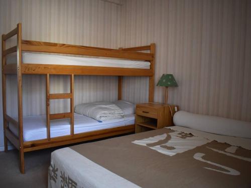 Un pat sau paturi într-o cameră la Appartement 3 Pièces Spacieux au Centre de Font-Romeu - FR-1-580-100